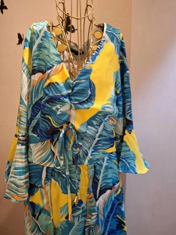 Vestido largo asimétrico con estampado tropical – photo 3